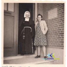 Hoofdingang Johannastichting Lobith rechts An Pastoor Coll. HKR F000001